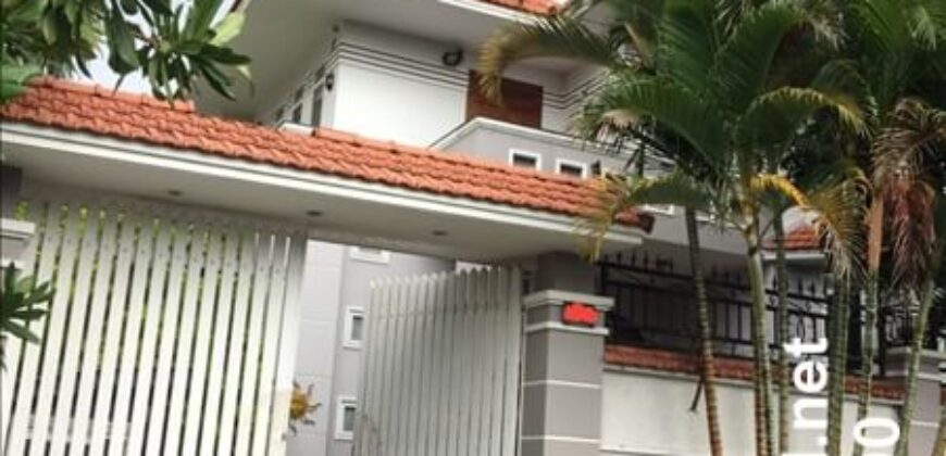 Biệt thự gần sông Sài Gòn